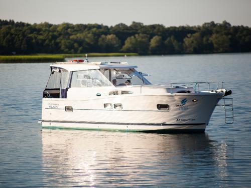 Motor yacht Nautika 1000 for charter in Wilkasy Marina