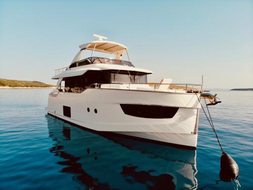 Motorboat Navetta 58 for rent in Skradin