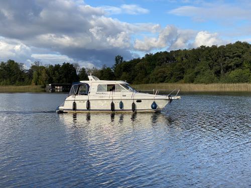 Motorboat Nimbus 280 Coupe for hire in Rheinsberg