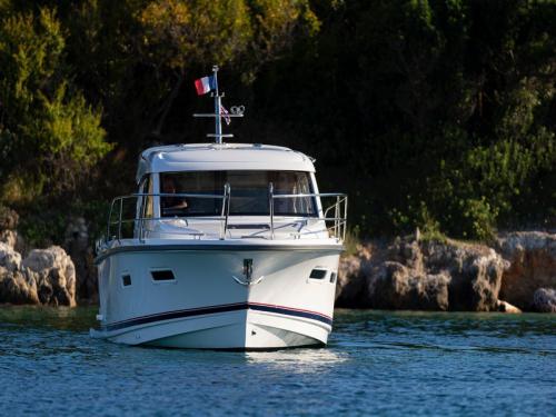 Motor yacht Nimbus 305 Coupe for charter in Kastel Gomilica