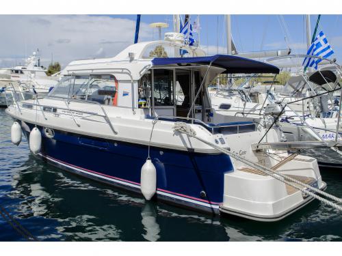 Motorboat Nimbus 320 Coupe available for charter in Alimos Marina Kalamaki