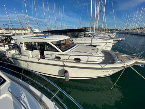 Motorboat Nimbus 365 Coupe for rent in Kastel Gomilica