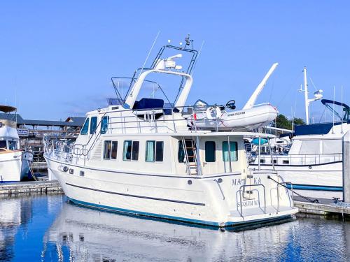 Motoryacht North Pacific 42 Pilothouse Yachtcharter in Bellingham Marina