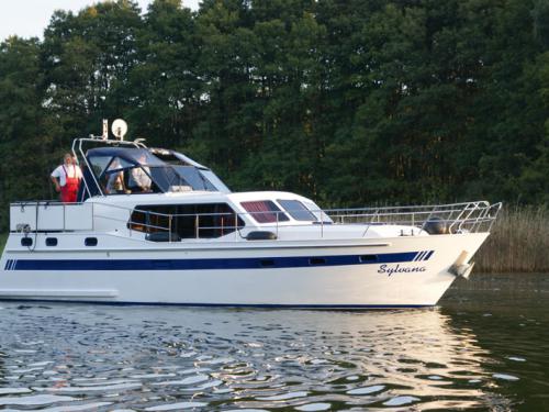 Motor yacht Novi 42 for hire in Waren