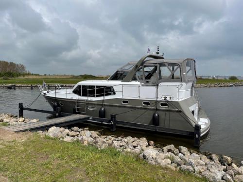Motor yacht Novi 42 available for charter in Akkrum