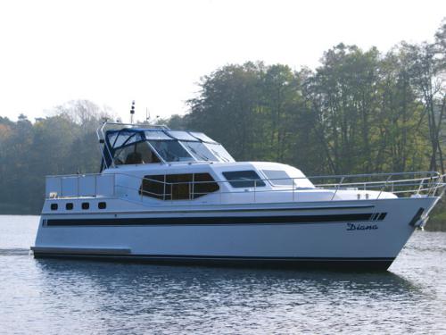 Motorboat Novi 49 for charter in Mueritz Marina Waren