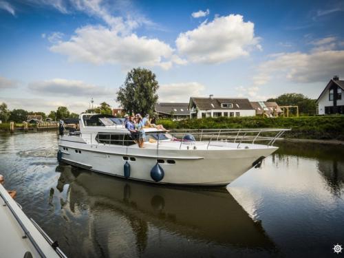 Motor yacht Pacific Allure 155 available for charter in Heukelum