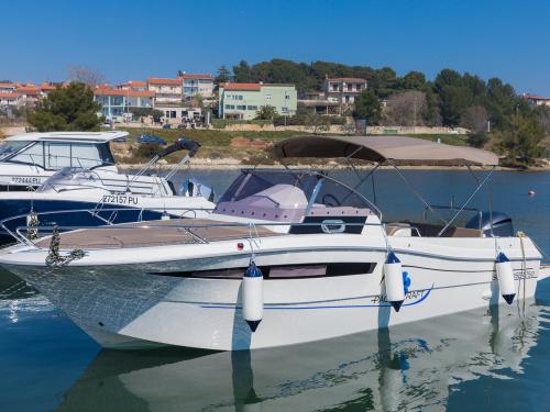 Motoryacht Pacific Craft 750 chartern in Pula Motoryacht Pacific Craft 750 chartern in Pula