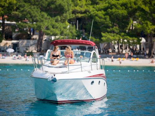Motor yacht Pearlsea 33 Open for charter in Marina Baska Voda