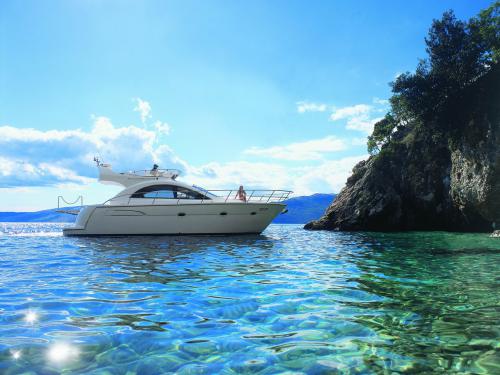 Motorboat Pearlsea 40 Fly available for charter in Baska Voda