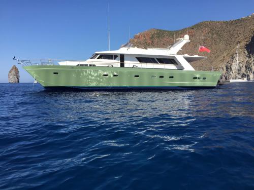 Motor yacht Pegasus 80 for hire in Marina di Olbia