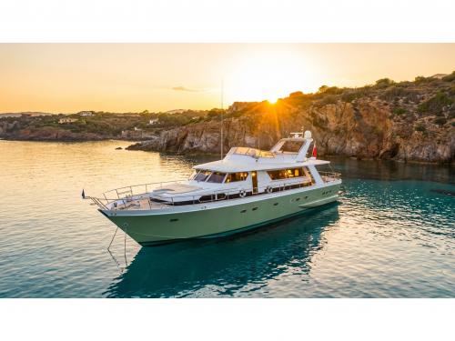 Motor yacht Pegasus 80 for hire in Marina di Olbia