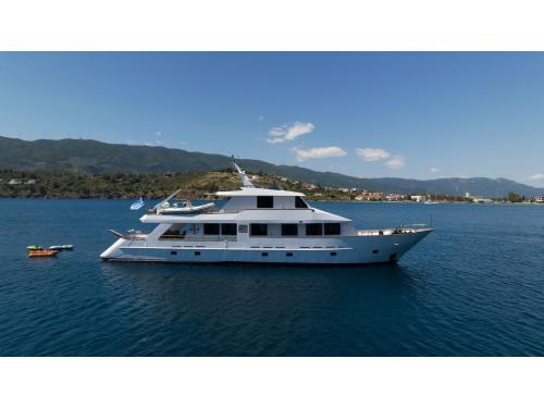 Yacht Perama 102 for charter in Flisvos Marina