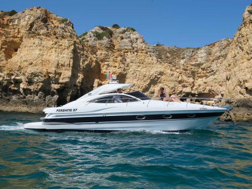 Motoryacht Pershing 37 chartern in Lagos