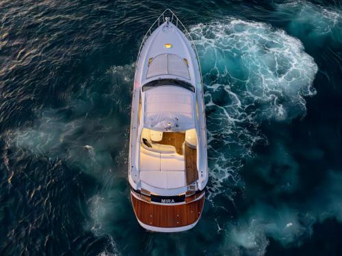 Motor yacht Pershing 52 available for charter in Piraeus