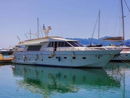Motorboot Phantom Yachtcharter in Marina Salerno