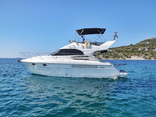 Motor yacht Phantom 40 for charter in Marina Kremik