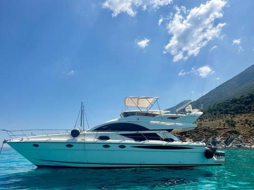 Motorboat Phantom 50 for charter in Athens