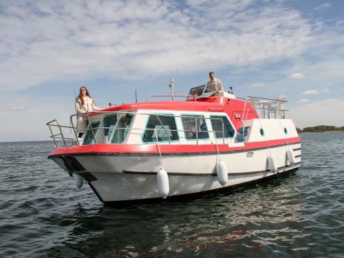 Motor yacht Pirate 915 for charter in Zeuthen