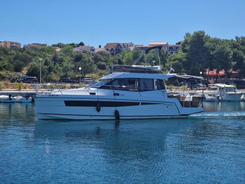 Motorboat Platinum 40 available for charter in Drage