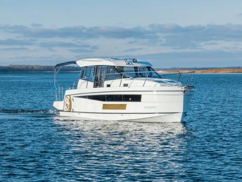 Motor yacht Platinum 40 for hire in Drage