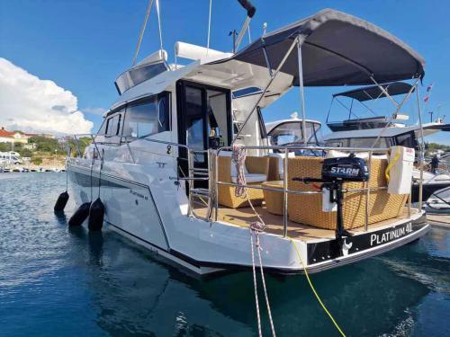 Yacht Platinum 40 Yachtcharter in Marina Hramina Yacht Platinum 40 Yachtcharter in Marina Hramina