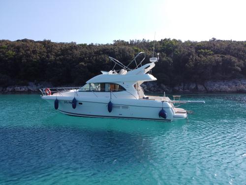Motorboot Prestige 36 Fly Yachtcharter in Marina Punat