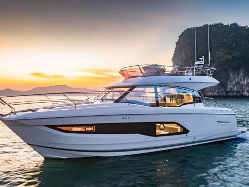 Motorboat Prestige 420 available for charter in Sibenik