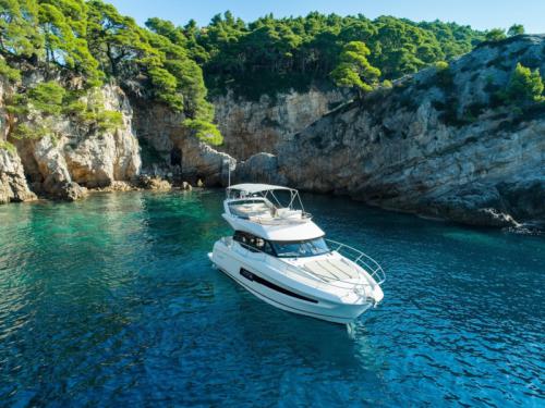 Motoryacht Prestige 460 chartern in Komolac
