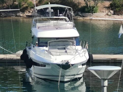 Motor yacht Prestige 460 available for charter in Komolac