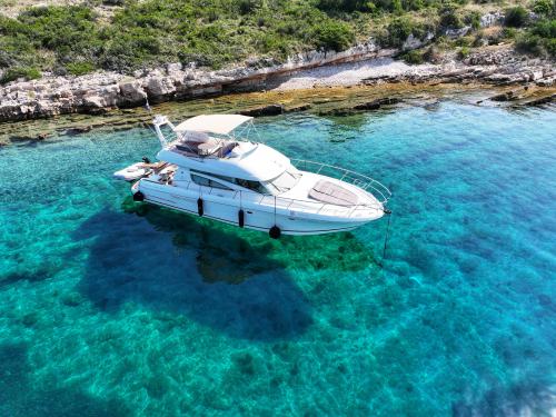Motorboat Prestige 46 Fly for rent in Split