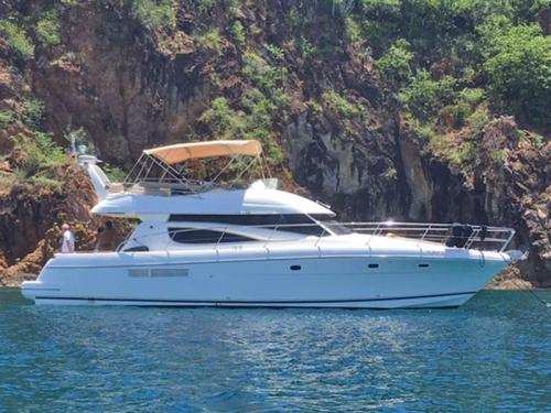Motorboat Prestige 48 for rent in Sapphire Beach Marina