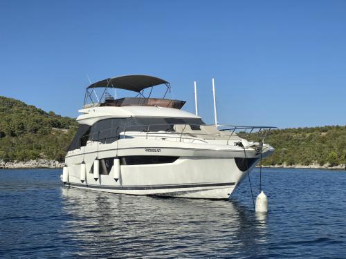 Motor yacht Prestige 520 Fly for rent in Split