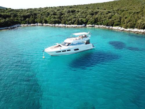 Motoryacht Prestige 550 S Fly chartern in Primosten