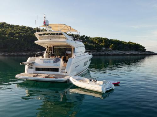 Motorboat Prestige 550 S Fly available for charter in Podstrana