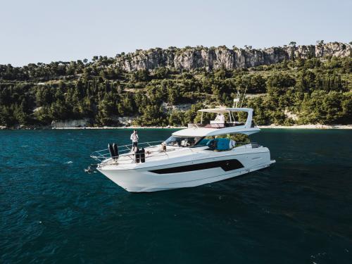 Motorboat Prestige 590 Fly for rent in Marina Lav
