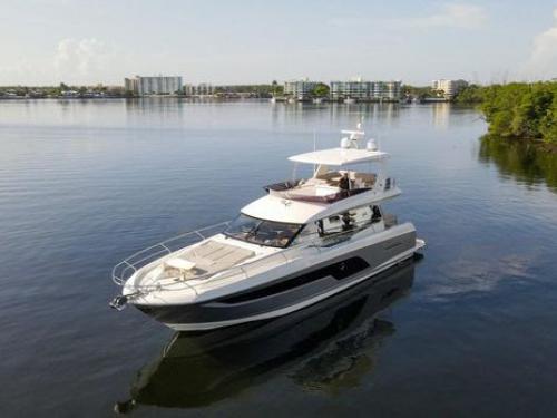 Motoryacht Prestige 590 Fly chartern in Vinoy Resort Marina
