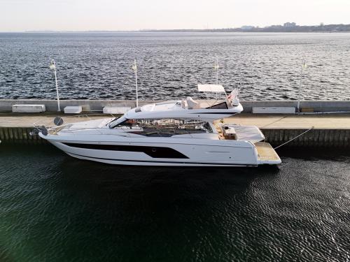 Yacht Prestige 590 Fly chartern in Sukosan Bibinje