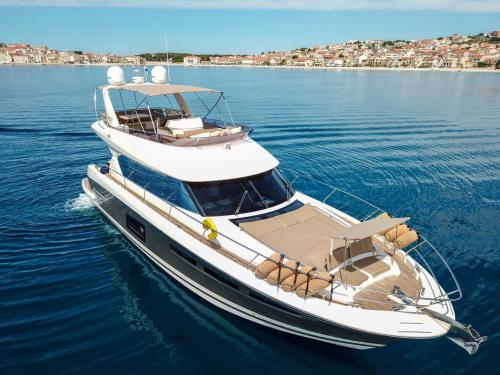 Motorboat Prestige 620 for rent in Primosten