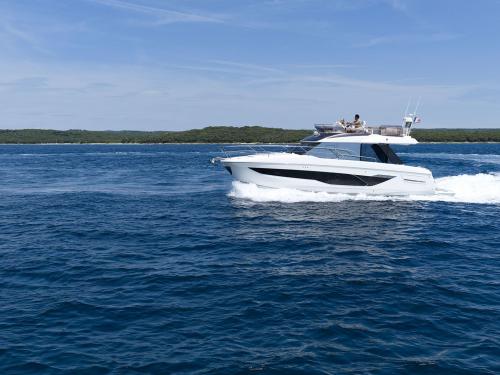 Yacht Prestige F4.3 chartern in Kastela