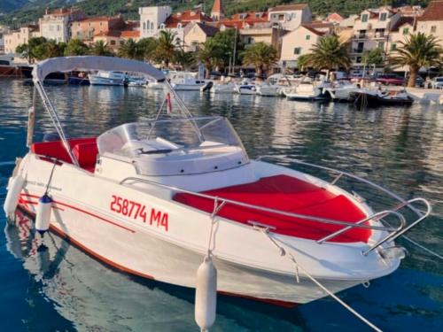 Motorboat Prince 565 for rent in Makarska