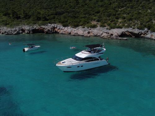 Motoryacht Princess 43 Yachtcharter in ACI Marina Dubrovnik