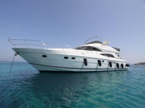 Motorboot Princess 65 Fly chartern in Cesme