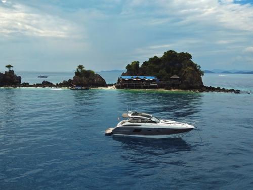 Motoryacht Princess V39 chartern in Phuket Motoryacht Princess V39 chartern in Phuket