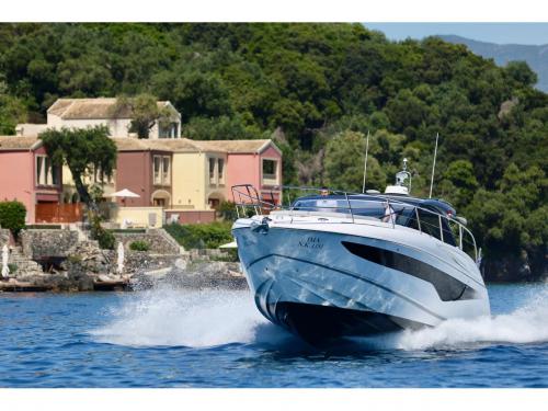 Motoryacht Princess V40 chartern in Gouvia