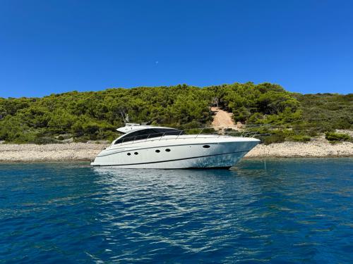 Motoryacht Princess V53 chartern in Makarska