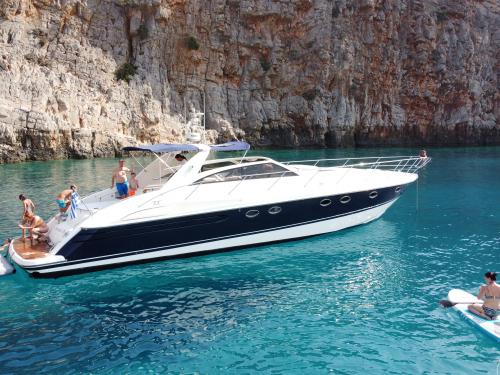 Motoryacht Princess V55 Yachtcharter in Kolymvari Marina