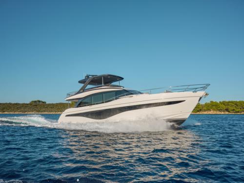 Yacht Princess V72 chartern in Stobrec
