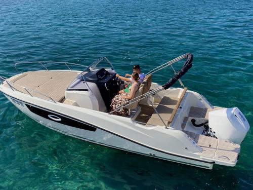 Motorboot Quicksilver 755 Yachtcharter in Yachthafen Tribunj