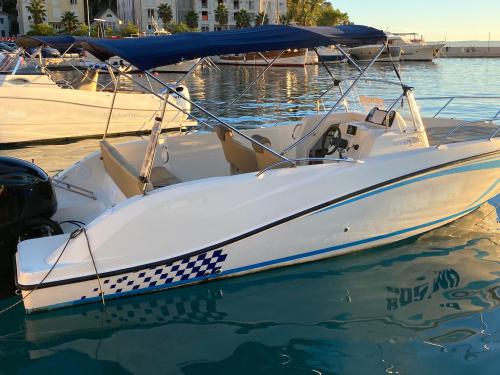 Motorboat Quicksilver Activ 675 Sundeck available for charter in Makarska